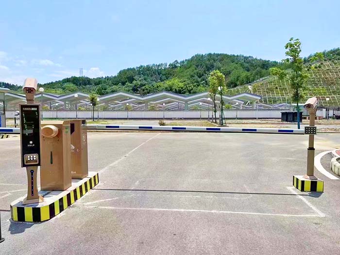 高铁站智能道闸