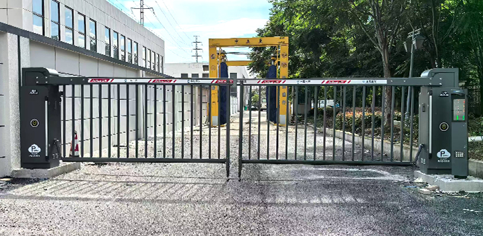 某大型廠區(qū)采用 “安快” 一進一出重型道閘