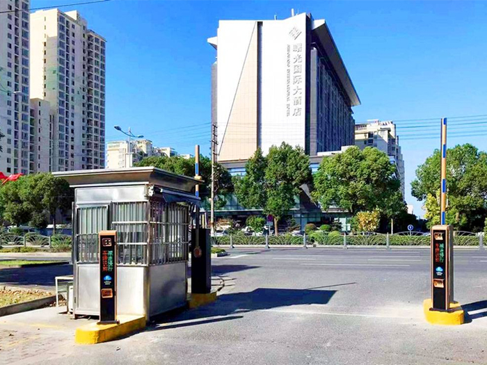 某小區(qū)采用 “安快” 一進(jìn)一出直桿道閘停車(chē)管理