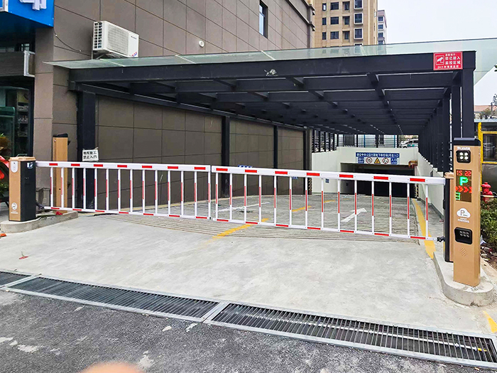 某地下停車(chē)場(chǎng)采用 “安快” 一進(jìn)一出對(duì)開(kāi)柵欄道閘停車(chē)管理