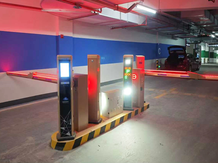 某地下停車場采用 “安快” 一進一出曲桿道閘停車管理