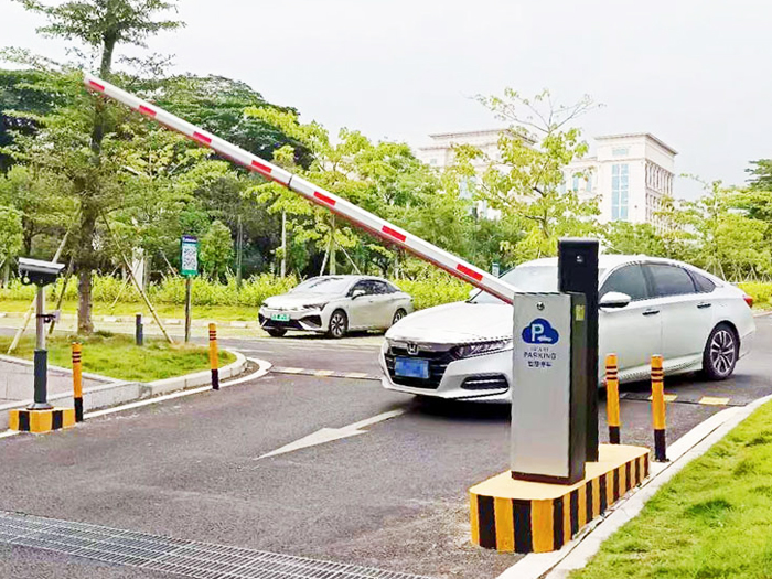 某戶外停車場采用 “安快” 一進一出直桿道閘【搭配安全島】