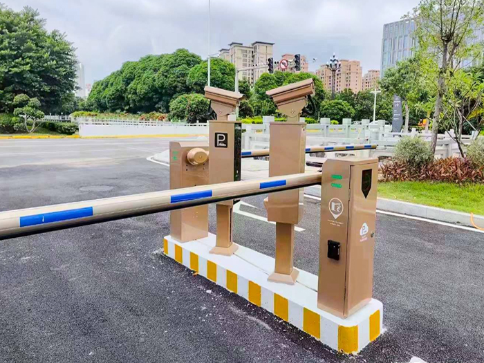 某戶外停車場采用 “安快” 一進一出停車管理