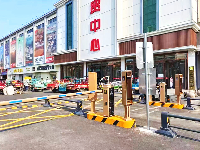 某商貿中心停車管理采用 “安快” 一進一出車牌識別系統